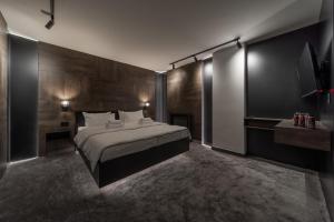 a bedroom with a large bed in a room at Rei 2 in Belgrade