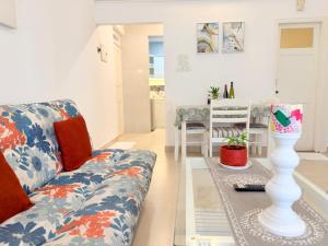 ein Wohnzimmer mit Sofa und Tisch in der Unterkunft Vanilla By The Beach Goa in Benaulim