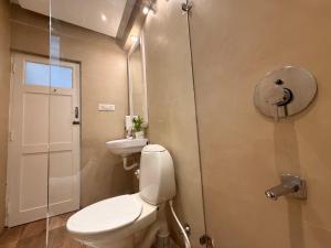 ein Badezimmer mit Toilette und Waschbecken in der Unterkunft Vanilla By The Beach Goa in Benaulim