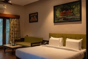 Ένα ή περισσότερα κρεβάτια σε δωμάτιο στο Aamaghati Jungle Retreat , Ranthambore