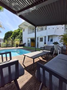 Bazén v ubytování Villa PERGOLA nebo v jeho okolí + 6 fotografií