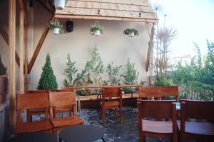Un restaurante con mesa, sillas y plantas. en Enjoy Hotel Đà Lạt, en Da Lat