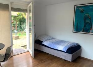 una camera da letto con un letto e un quadro sul muro di Messe Premium Apartment a Dusseldorf