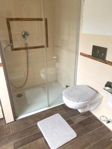 un bagno con doccia e WC di Messe Premium Apartment a Dusseldorf