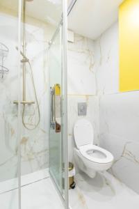 a bathroom with a toilet and a glass shower at AK Magnifique et spacieux 3 pièces, vue mer in Antibes