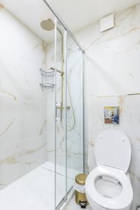 a bathroom with a toilet and a shower at AK Magnifique et spacieux 3 pièces, vue mer in Antibes +26 photos