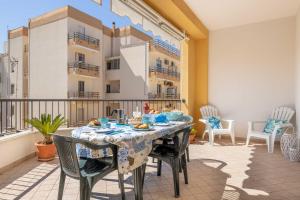 een eetkamer met een tafel en stoelen op een balkon bij Appartamenti Rosa Virginia by Salentoville Gallipoli in Gallipoli