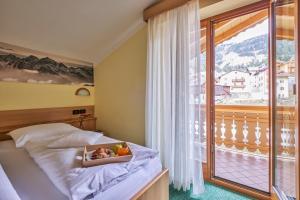 Ένα ή περισσότερα κρεβάτια σε δωμάτιο στο Berg Hotel Latemar Spitze