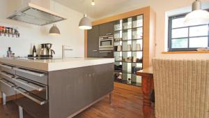 Una cocina con encimera y mesa en una habitación. en Im Kylltal, en Malberg