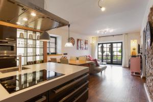 Una cocina y una sala de estar con encimera. en Im Kylltal, en Malberg