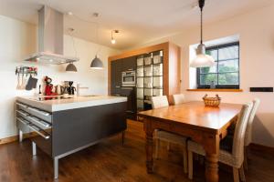 Una cocina con una mesa de madera y un comedor. en Im Kylltal, en Malberg