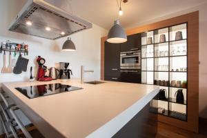 cocina con encimera blanca y fogones en Im Kylltal, en Malberg