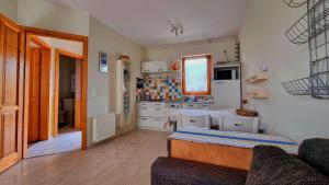 eine kleine Küche mit Tisch und Kühlschrank in der Unterkunft Apartment in Balatonlelle 34439 in Balatonlelle