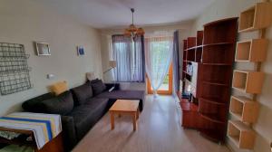 ein Wohnzimmer mit Sofa und Tisch in der Unterkunft Apartment in Balatonlelle 34439 in Balatonlelle