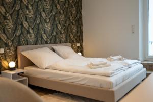 Heimwärts - Altstadt-Weingut mit Dachterrasse في باد نوينار آرفايلر: سرير بشرشف ووسائد بيضاء في الغرفة