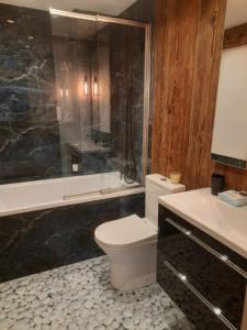 Koupelna v ubytování Dwupoziomowy Apartament w Centrum Miasta + 23 fotografií