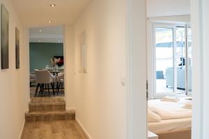 a hallway leading to a living room and a dining room at Heimwärts - Altstadt-Weingut mit Dachterrasse in Bad Neuenahr-Ahrweiler
