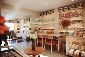 comedor con mesa, sillas y estanterías en Enjoy Hotel Đà Lạt, en Da Lat