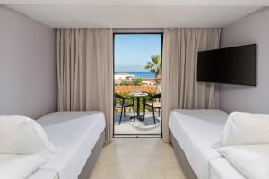 TV a/nebo společenská místnost v ubytování Roda Beach Resort & Spa