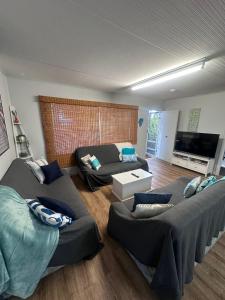 Μια τηλεόραση ή/και κέντρο ψυχαγωγίας στο 7 Salty Air Beach Shack Pets Ok 350m To The Beach!