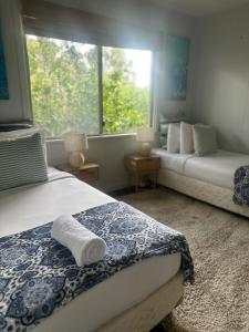 Ένα ή περισσότερα κρεβάτια σε δωμάτιο στο 7 Salty Air Beach Shack Pets Ok 350m To The Beach!