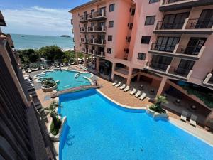 Una vista aérea de una piscina en un complejo turístico. en Destino Floripa Jurerê, en Florianópolis