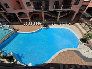 Una vista aérea de una gran piscina en un edificio. en Destino Floripa Jurerê, en Florianópolis