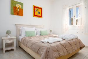 En eller flere senge i et værelse på Kriolithos Houses + 26 billeder