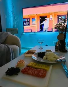 un tavolo con un piatto di cibo e un bicchiere di vino di Center Point Phnom Penh - Time Square 2 a Phnom Penh