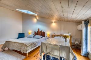 Ένα ή περισσότερα κρεβάτια σε δωμάτιο στο Castellas