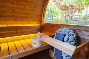 interni in legno di una sauna con finestra di Fuji Elegance Hotel a Yamanakako