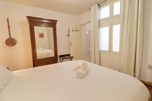 Postel nebo postele na pokoji v ubytování Appart de la monnaie - déconnexion au coeur de la ville