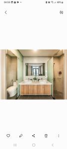 een badkamer met een bad, een wastafel en een toilet bij Hotel G7 Ocean Park 2 in Ðình Loan