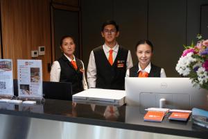 Μέλη του προσωπικού του Keruen inn Aral