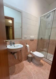 ein Badezimmer mit Toilette, Waschbecken und Dusche in der Unterkunft Dreamland Guesthouse in Rom + 97 Fotos