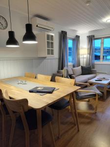 een eetkamer met een tafel en een bank bij Tärnaby Sportstugor in Tärnaby