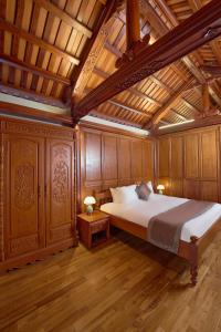 Ένα ή περισσότερα κρεβάτια σε δωμάτιο στο Thong Dong Quán Boutique Hotel Hue +39 φωτογραφίες