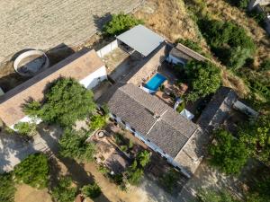 an overhead view of a house with a swimming pool at Alojamiento El Cortijuelo in Escóznar