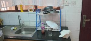 een aanrecht met een wastafel en een wastafel bij makao apartment in Nairobi +8 foto's