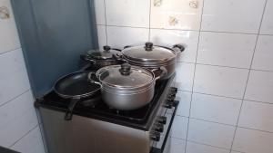 een groep potten op een fornuis in een keuken bij makao apartment in Nairobi