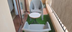 een kleine kamer met een tafel en een stoel bij makao apartment in Nairobi