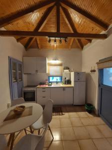 Kuchyň nebo kuchyňský kout v ubytování Marialena's houses