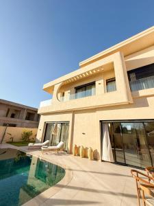 Πισίνα στο ή κοντά στο The Sultans House - Luxe Villa in Marrakech met Verwarmd Privezwembad