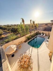 Πισίνα στο ή κοντά στο The Sultans House - Luxe Villa in Marrakech met Verwarmd Privezwembad