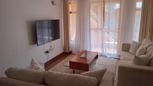 een woonkamer met een bank en een salontafel bij makao apartment in Nairobi