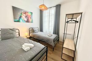 a small bedroom with two beds and a ladder at Le Saintonge avec climatisation in Saintes