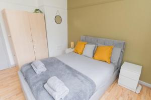 une chambre avec un grand lit avec des serviettes dessus dans l'établissement 3 Bedroom Central Birmingham, à Birmingham