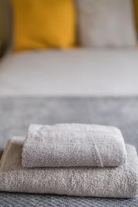 une pile de serviettes posée sur une table dans l'établissement 3 Bedroom Central Birmingham, à Birmingham