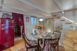a kitchen with a table and chairs and a refrigerator at Fore te capu casavacanze Lecce in Lecce +21 photos