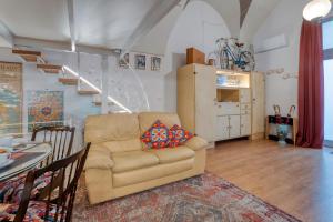 a living room with a couch and a table at Fore te capu casavacanze Lecce in Lecce